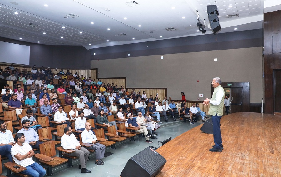 “Always remind yourself that I am nothing, but I can do anything” – India’s Diamond Tycoon Shri Govind Dholakia shared his life journey and success mantras at IITGN